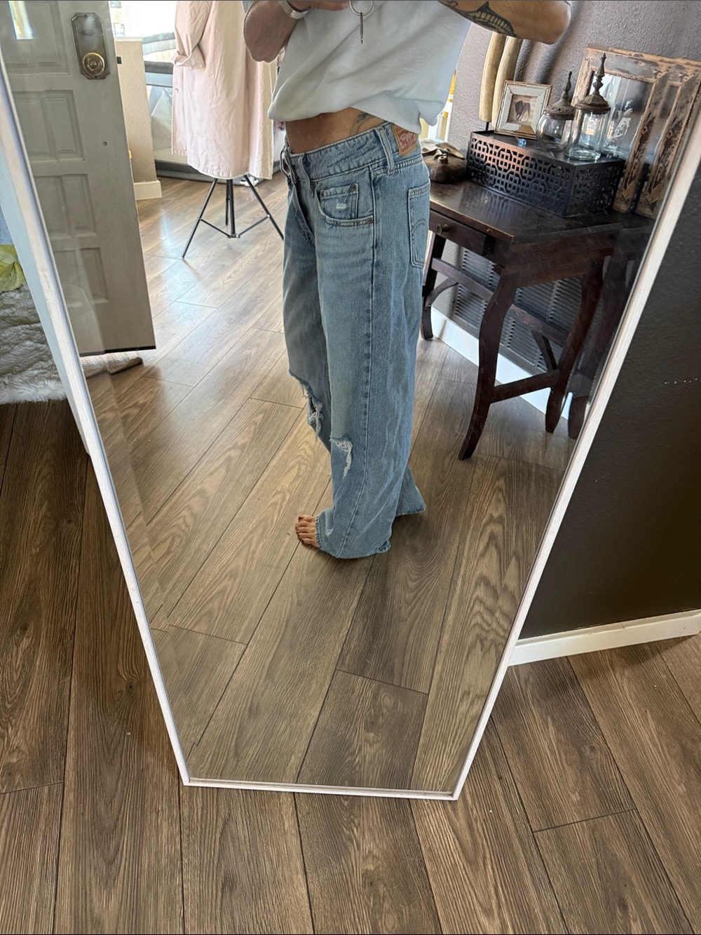Levi’s Superlow Light Blue Distressed Women’s Jeans size 27 - Picture 4 of 12